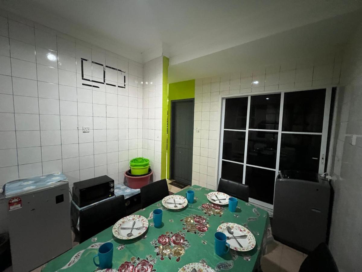Hanif Homestay Kuching Exterior foto
